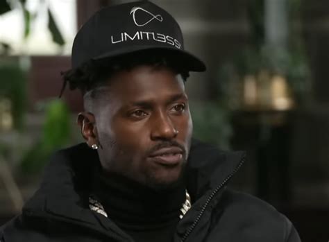 Antonio Brown Exposes Himself to Hotel Guests at Swimming。